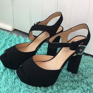black peeptoe highheel